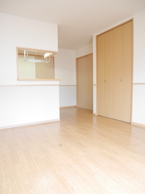 ��ʌ������s���Q���ڂ̃A�p�[�g�̋��ԁE���r���O