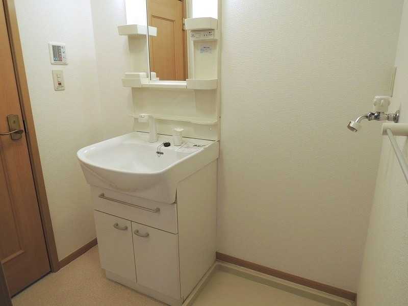 ��ʌ��k�����S�ɓޒ����P���ڂ̃A�p�[�g�̐��ʏ�