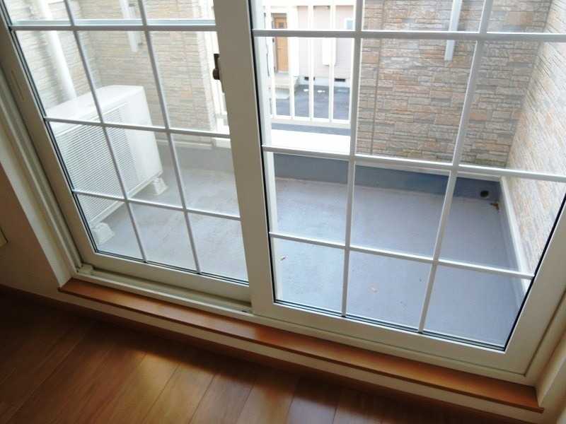 ��ʌ��k�����S�ɓޒ����P���ڂ̃A�p�[�g�̃o���R�j�[