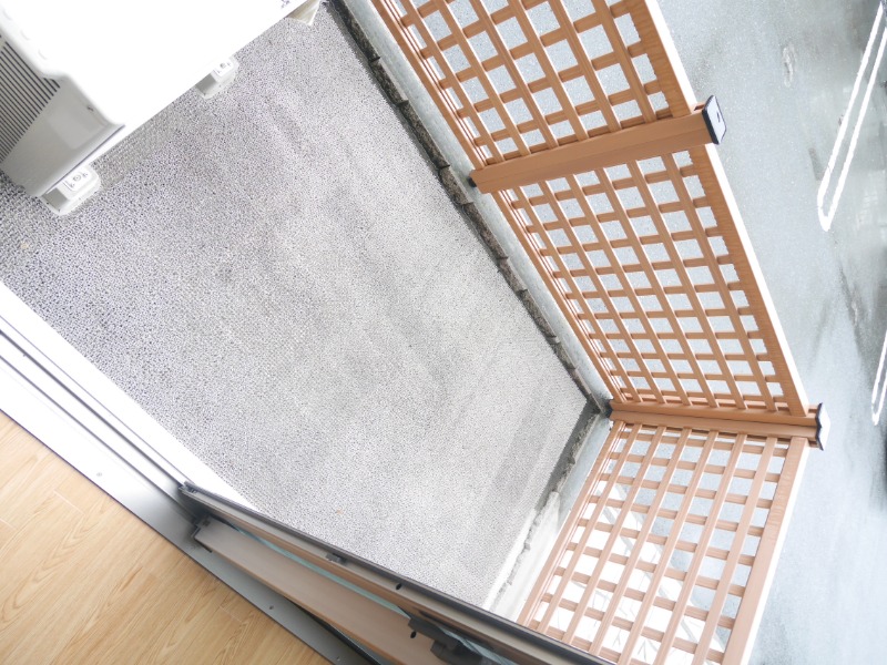 ��ʌ������s���Q���ڂ̃A�p�[�g�̃o���R�j�[