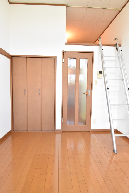 ��ʌ�����s������Q���ڂ̃A�p�[�g�̋��ԁE���r���O