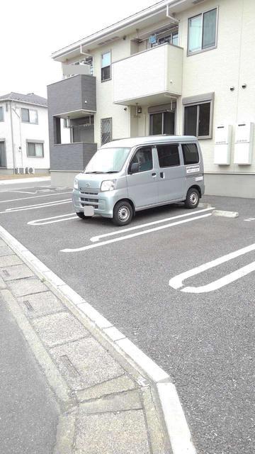 ��ʌ��@�c�s�@�c�T���ڂ̃A�p�[�g�̒��ԏ�