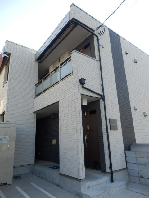 ��ʌ�����s��c�{�̃A�p�[�g�̌����O��