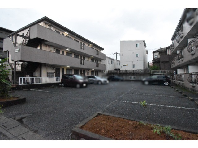 ��ʌ��������܎s�k��y�C���P���ڂ̃}���V�����̒��ԏ�