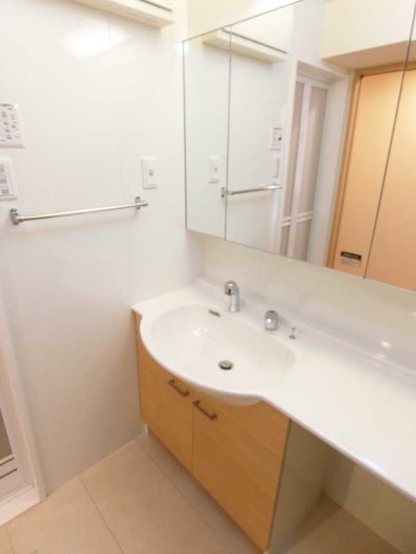 ��ʌ��������܎s�k��y�C���Q���ڂ̃A�p�[�g�̐��ʏ�