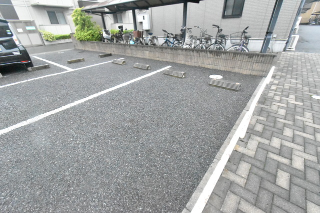 ��ʌ��z�J�s���������P���ڂ̃A�p�[�g�̒��ԏ�