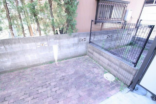 ��ʌ�����s�˒������̃A�p�[�g�̃o���R�j�[