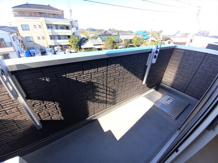 ��ʌ��t�����s�~�c�{���Q���ڂ̃A�p�[�g�̃o���R�j�[