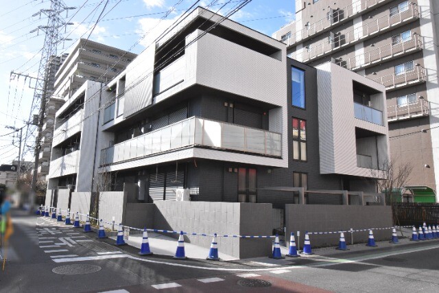 ��ʌ������s�h���Q���ڂ̃}���V�����̌����O��