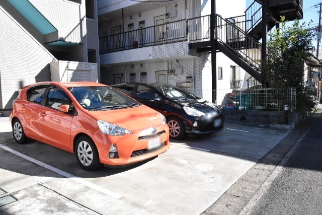 ��ʌ��z�J�s�����c���̃A�p�[�g�̒��ԏ�