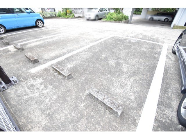 ��ʌ������s�����Q���ڂ̃}���V�����̒��ԏ�