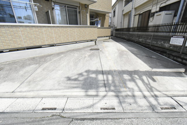 ��ʌ��z�J�s�����T���ڂ̃A�p�[�g�̒��ԏ�