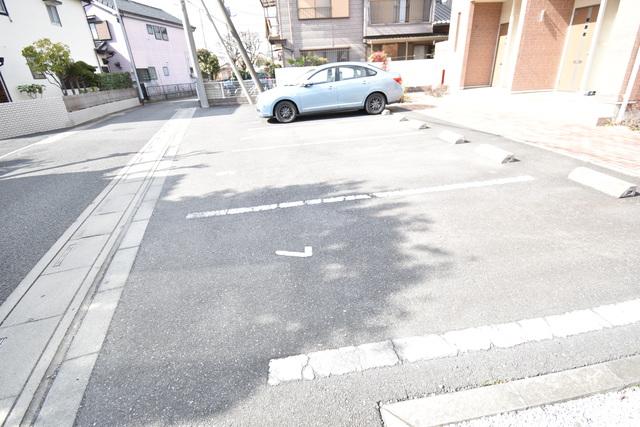 ��ʌ��������܎s������厚��J�̃A�p�[�g�̒��ԏ�