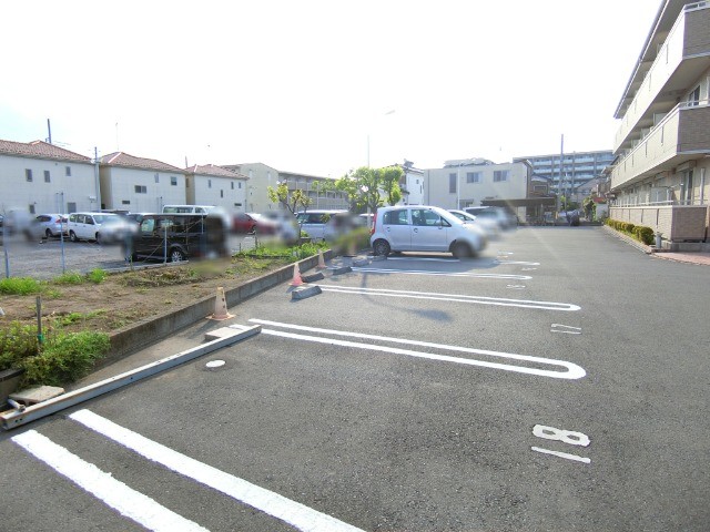 ��ʌ��z�J�s�ԎR���R���ڂ̃A�p�[�g�̒��ԏ�