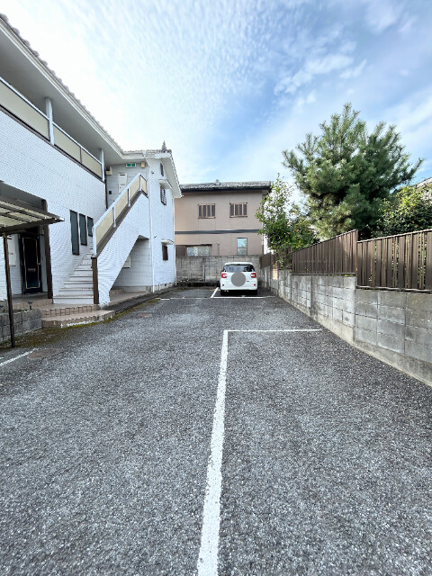 ��ʌ��������܎s�k��������Q���ڂ̃A�p�[�g�̒��ԏ�