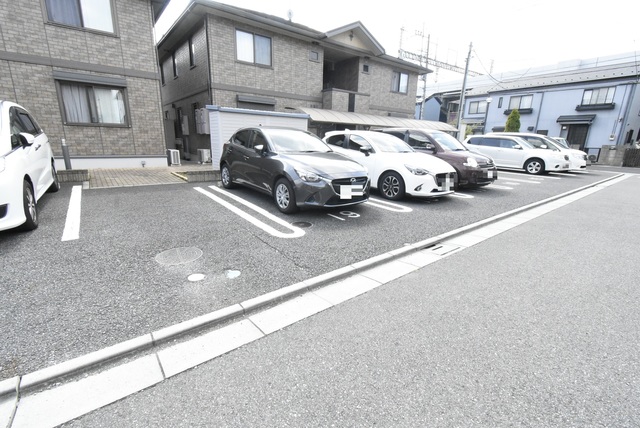 ��ʌ��������܎s�k�捡�H���̃A�p�[�g�̒��ԏ�