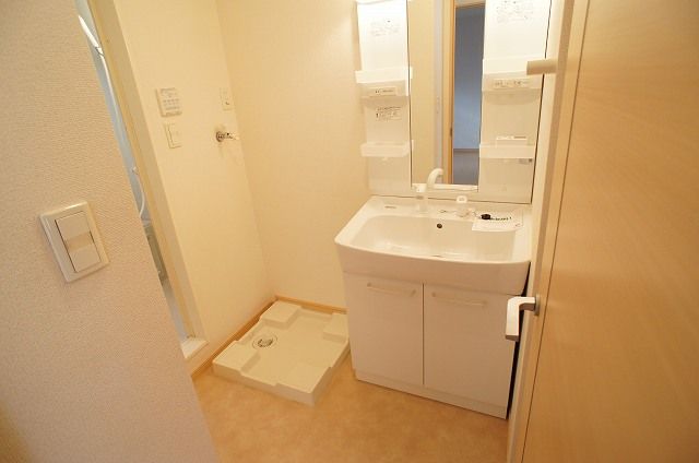 ��ʌ�����s����R���ڂ̃A�p�[�g�̐��ʏ�