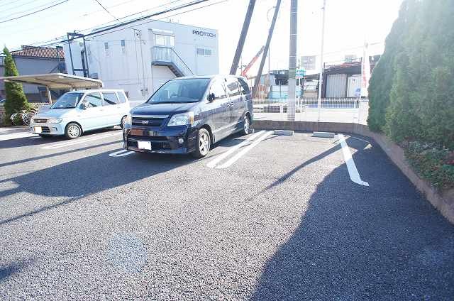 ��ʌ�����s����R���ڂ̃A�p�[�g�̒��ԏ�