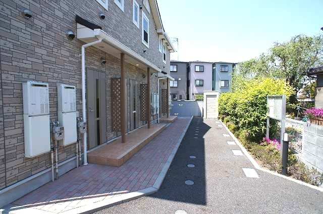 ��ʌ��������܎s�Y�a��̉ƂR���ڂ̃A�p�[�g�̃G���g�����X