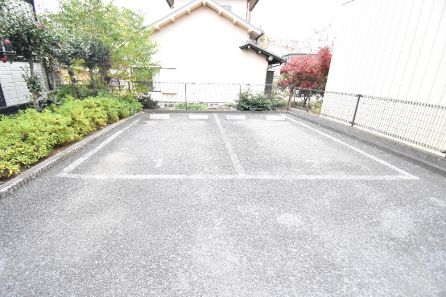 ��ʌ��������܎s�k�捡�H���̃A�p�[�g�̒��ԏ�