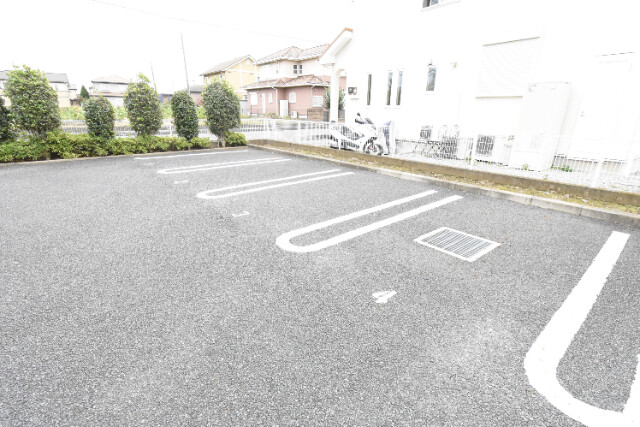 ��ʌ��k�����S�ɓޒ������j�Q���ڂ̃A�p�[�g�̒��ԏ�