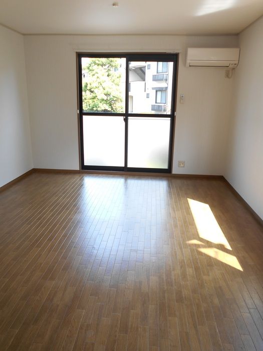 ��ʌ��z�J�s���z�J�Q���ڂ̃e���X�n�E�X�̋��ԁE���r���O