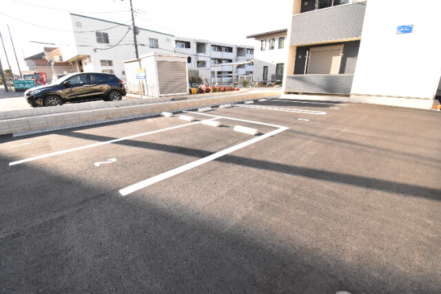 ��ʌ�����s������P���ڂ̃A�p�[�g�̒��ԏ�