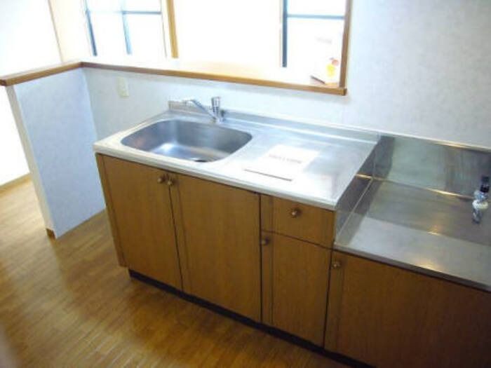 ��ʌ��k�����S�ɓޒ������P���ڂ̃A�p�[�g�̃L�b�`��