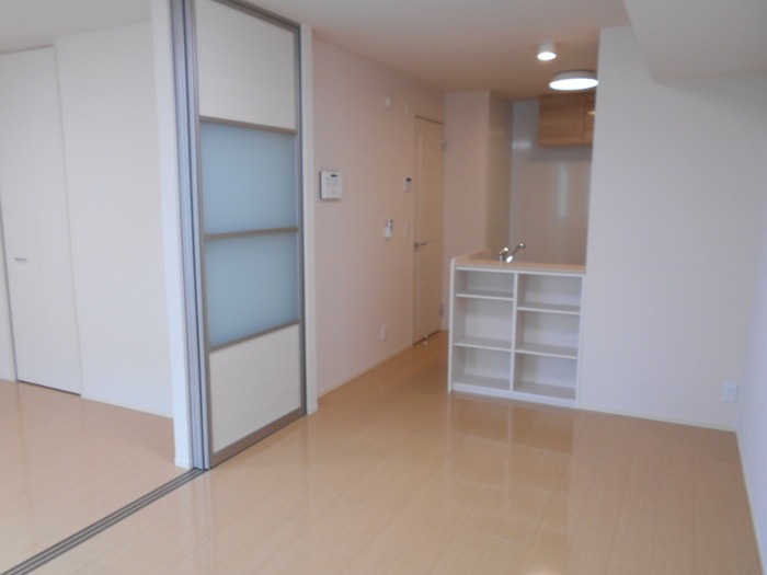 ��ʌ��z�J�s�ԎR���R���ڂ̃A�p�[�g�̋��ԁE���r���O