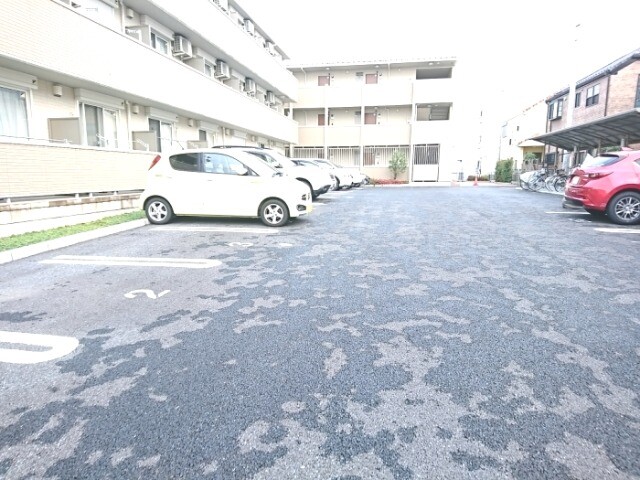 ��ʌ��z�J�s�ԎR���R���ڂ̃A�p�[�g�̒��ԏ�