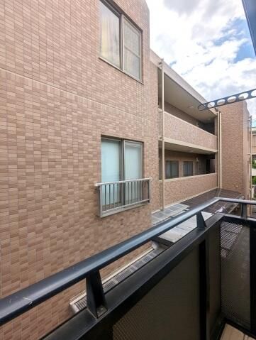 ��ʌ��������܎s��{��{���R���ڂ̃A�p�[�g�̃o���R�j�[