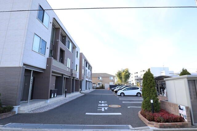 ��ʌ�����s�����R���ڂ̃A�p�[�g�̒��ԏ�