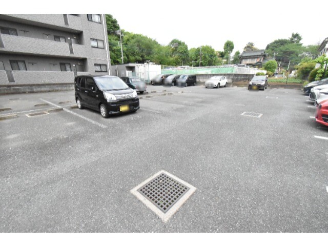 ��ʌ�����s�˒˂R���ڂ̃}���V�����̒��ԏ�