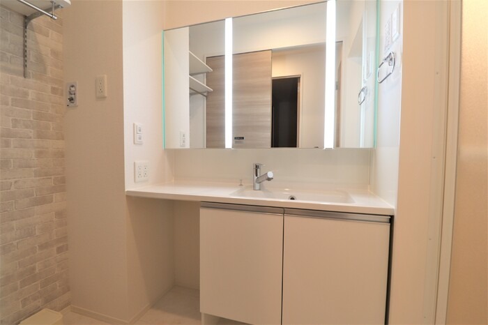 ��ʌ��z�J�s���̃A�p�[�g�̐��ʏ�