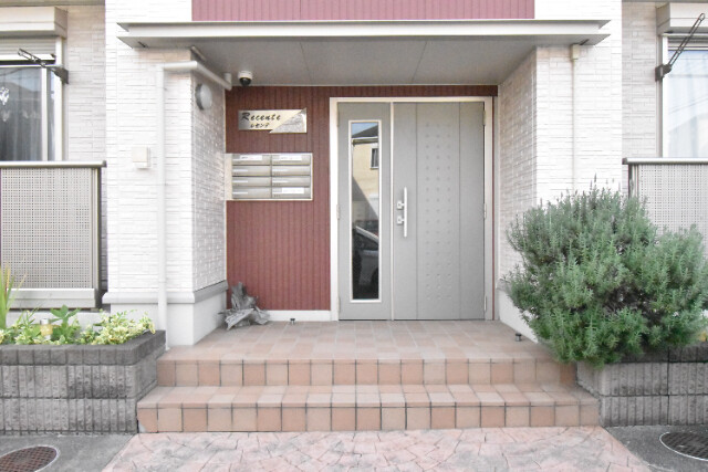 ��ʌ��������܎s�Y�a��̉ƂS���ڂ̃A�p�[�g�̃G���g�����X