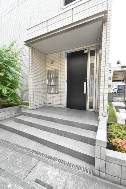 ��ʌ������s�����T���ڂ̃A�p�[�g�̃G���g�����X