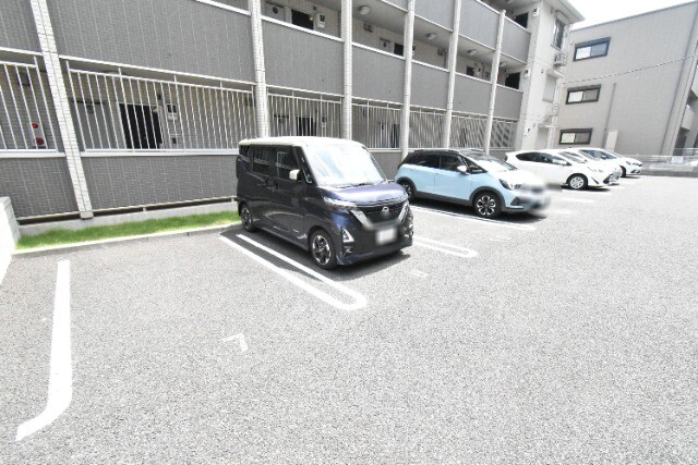 ��ʌ������s�����T���ڂ̃A�p�[�g�̒��ԏ�