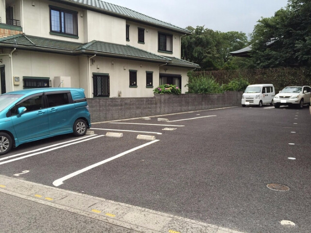 ��ʌ�����s�厚����̃A�p�[�g�̒��ԏ�