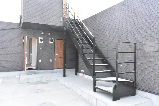 ��ʌ��������܎s�΋�厚�ԋ{�̃A�p�[�g�̃G���g�����X