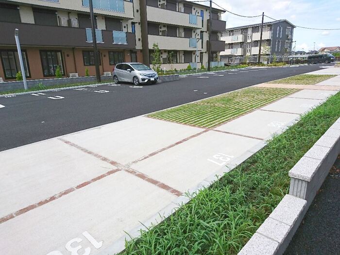 ��ʌ��z�J�s���C�N�^�E���X���ڂ̃A�p�[�g�̒��ԏ�