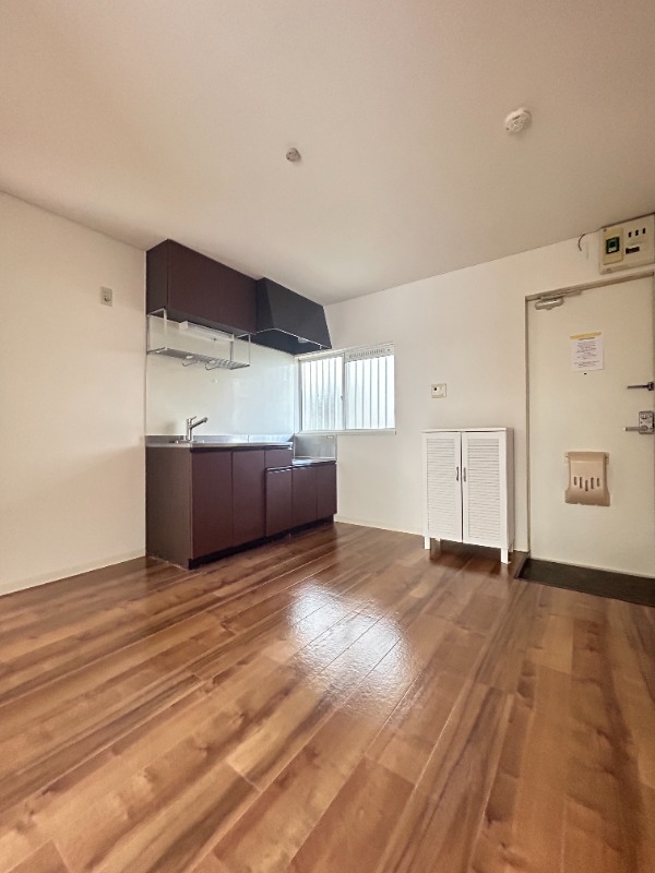 ��ʌ�����s�΋u�Q���ڂ̃A�p�[�g�̋��ԁE���r���O