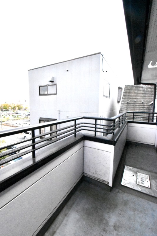 ��ʌ��������܎s�������J�T���ڂ̃A�p�[�g�̃o���R�j�[