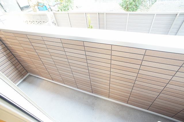 ��ʌ�����s�؂R���ڂ̃A�p�[�g�̃o���R�j�[