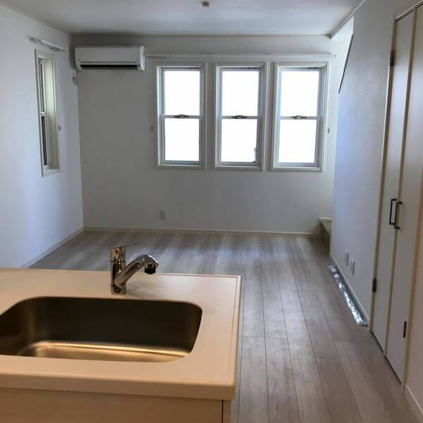 ��ʌ��������܎s�Y�a�撇���S���ڂ̃e���X�n�E�X�̋��ԁE���r���O