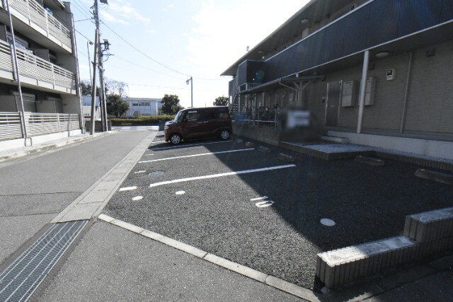 ��ʌ�����s�厚���s�̃A�p�[�g�̒��ԏ�