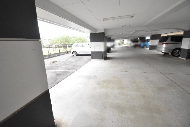 ��ʌ��z�J�s�厚��[�̃}���V�����̒��ԏ�