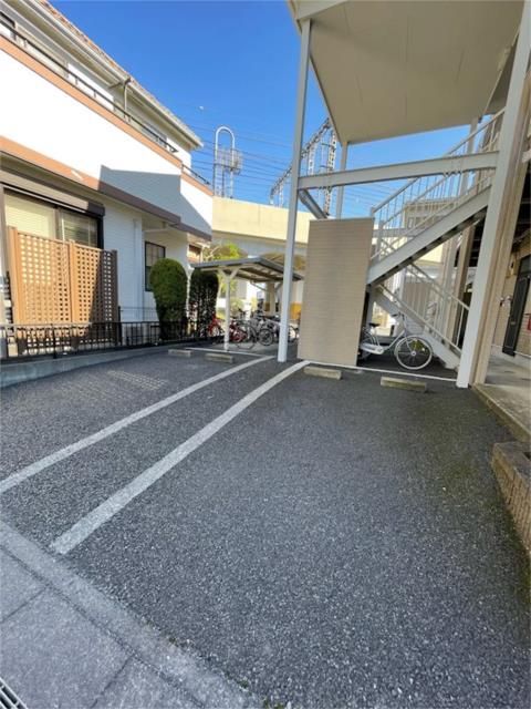 ��ʌ��z�J�s�����c���̃A�p�[�g�̒��ԏ�