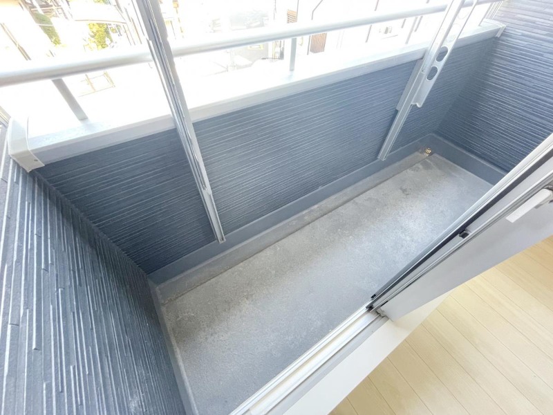 ��ʌ������s���R���ڂ̃A�p�[�g�̃o���R�j�[