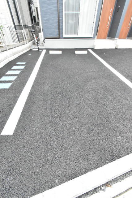 ��ʌ������s���R���ڂ̃A�p�[�g�̒��ԏ�