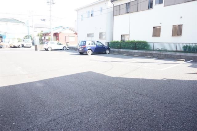 ��ʌ��z�J�s�����c���̃A�p�[�g�̒��ԏ�